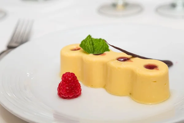 Малина на тарелке с лимонным пирогом — стоковое фото