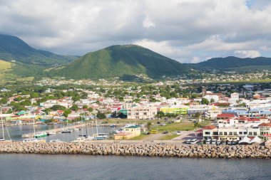 Renkli St Kitts yeşil tepelerin altında