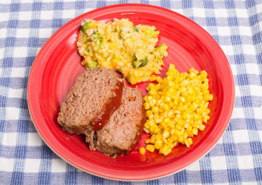 Mısır ve pirinç ile rulo köfte yemeği