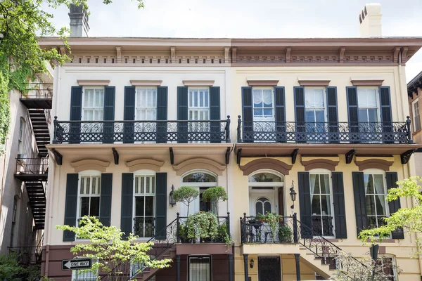 Maison Savannah à deux étages avec volets noirs — Photo