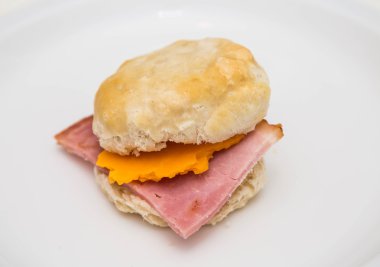 Jambon ve peynirli bisküvi