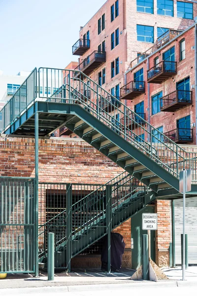 Ausgewiesener Raucherbereich durch grüne Treppen — Stockfoto