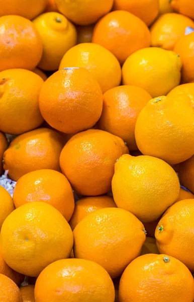 시장에서 대형 오렌지 — 스톡 사진