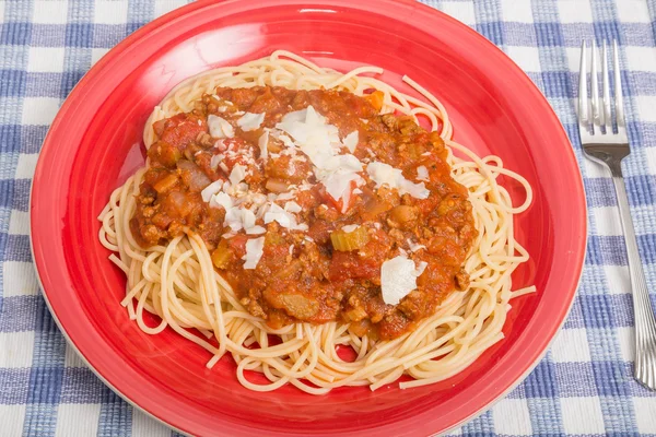 Spaghetti med parmesanost i röd plåt — Stockfoto