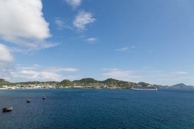 Yolcu gemisi mavi liman arasında