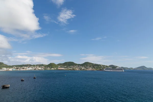 Navire de croisière à travers Blue Harbor — Photo