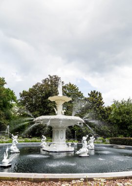 Forsyth çeşme bulutlu gökyüzü altında