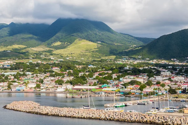 Barevné budovy podél přístavu na St Kitts — Stock fotografie