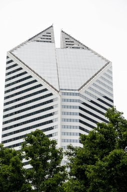 Siyah ve Gümüş bina açılı