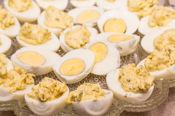 Bandeja de huevos hervidos y diabólicos en una bandeja — Foto de Stock