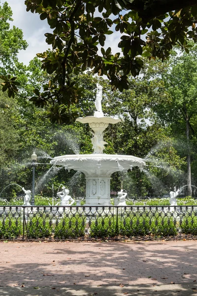 Park Fountain Past Brick Walkway — Stock Photo, Image