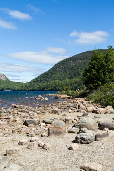 Lake and Green Hill Past Rocky Beach — Stock Photo, Image