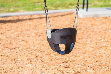 Talaş üzerinde modern plastik salıncak