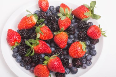 Çilek böğürtlen ve yaban mersini beyaz plaka