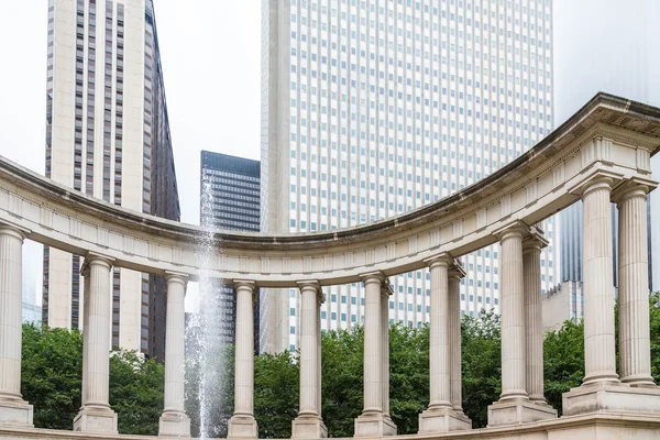 Фонтан у колонн в парке Чикаго — стоковое фото