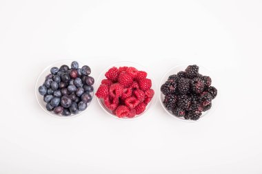 Böğürtlen yaban mersini ve ahududu bardak beyaz