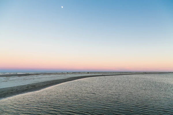 Luna al tramonto su Tidewater — Foto Stock