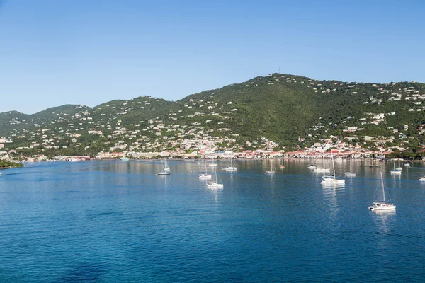 Veleros amarrados en aguas azules de la bahía de St Thomas — Foto de Stock