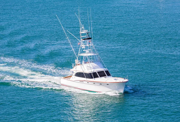 White Cabin Cruiser Over Blue Water — Stock Photo, Image