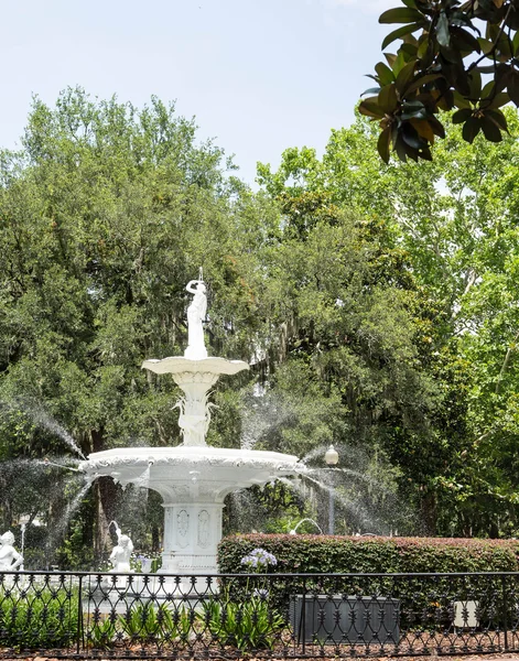 Fontaine de parc sur vert — Photo