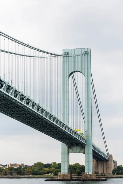 Grüne Hängebrücke aus Stahl — Stockfoto