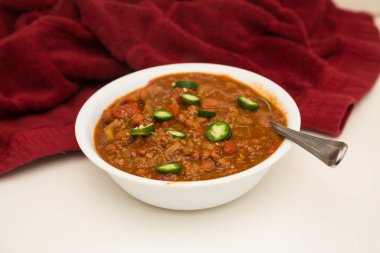 Biber dilimlenmiş Jalapenos ile beyaz kase