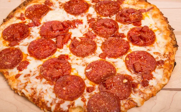 Pizza de pepperoni quente perto — Fotografia de Stock