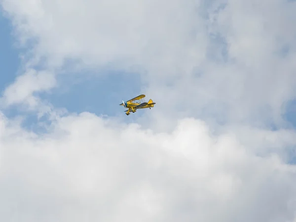 Biplano amarillo en vuelo — Foto de Stock