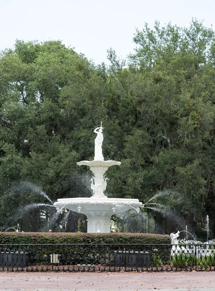 Fontaine classique en calcaire — Photo