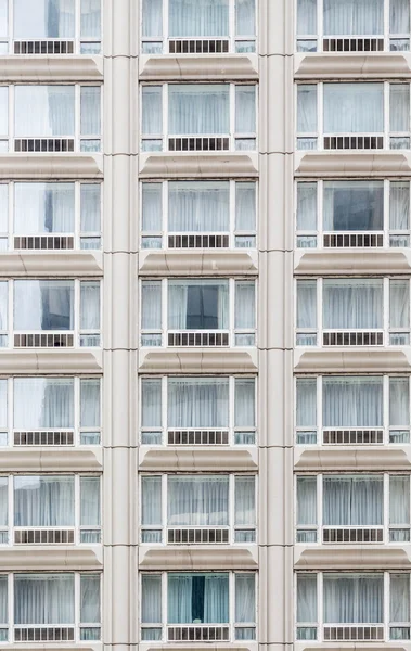 Окна с белыми занавесками — стоковое фото