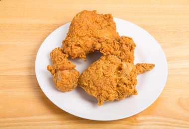 Fried Chicken beyaz plaka ve ahşap masa