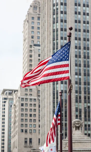 Amerikai zászlók, juharfalevél Chicagóban — Stock Fotó