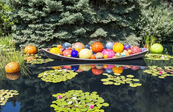 Bolas de vidro coloridas brilhantes no barco — Fotografia de Stock