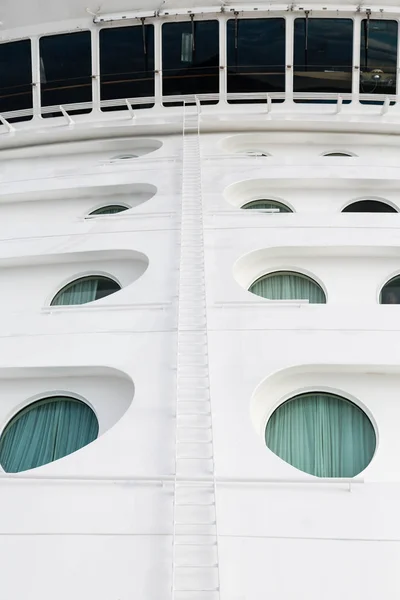 Escalera blanca entre los agujeros de buey en el casco de los buques — Foto de Stock