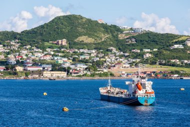 Tanker tropik cenneti demirleyen