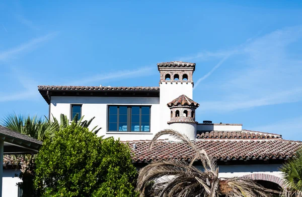 Techo de azulejo en casa de playa de estilo español — Foto de Stock