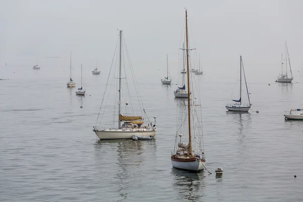 Lyxiga segelbåtar i tät dimma Stockfoto