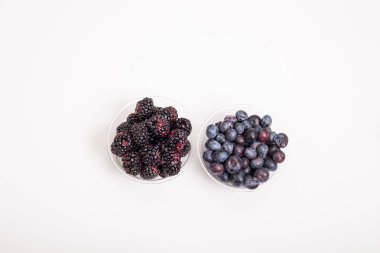 Böğürtlen ve beyaz kopya alanı ile bardak yaban mersini