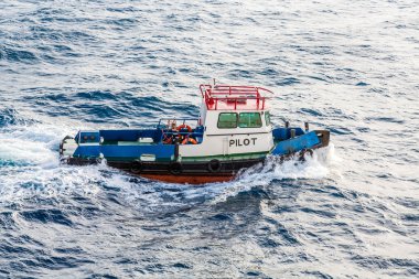 Çırpıntılı deniz ile pilot tekne kesme