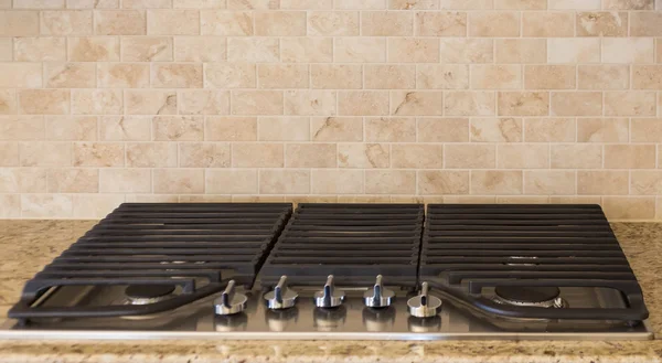 Современный газовый гриль на кухне — стоковое фото