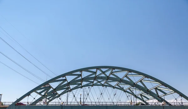 Auto's Over gebogen Bridge — Stockfoto