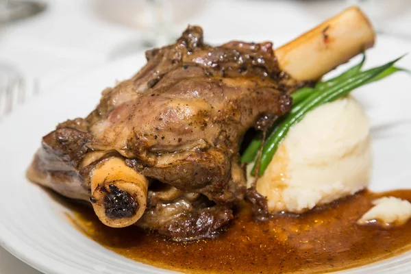 Veal Shank with Green Beans and Potatoes — Stock Photo, Image