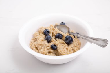 Yaban mersini ve kase kaşık yulaf ezmesi