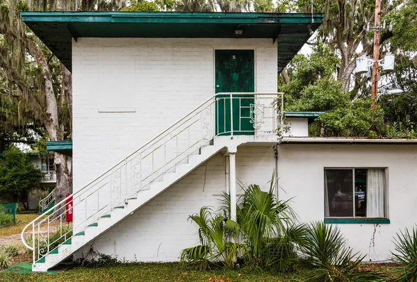 White Steps on Side of Abandoned Hotel — Stock Photo, Image