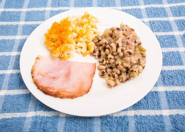 Jamón rebanado Mac y queso y guisantes de ojos negros — Foto de Stock