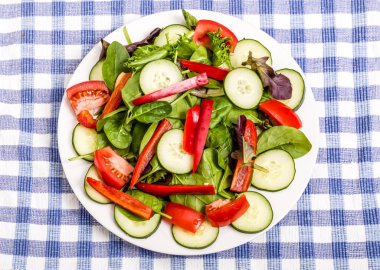 yeşil kırmızı biber salatası