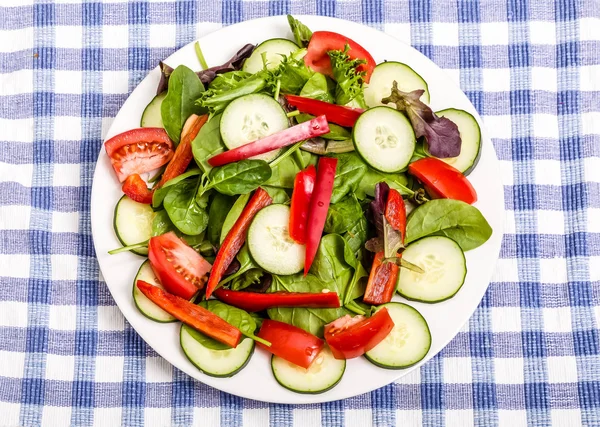 Πράσινη σαλάτα με κόκκινη πιπεριά — Φωτογραφία Αρχείου