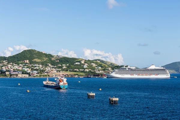 Witte cruiseschip door blauwe Tanker — Stockfoto