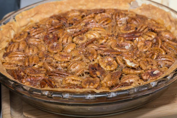 Hele Pecan Pie in glasplaat — Stockfoto