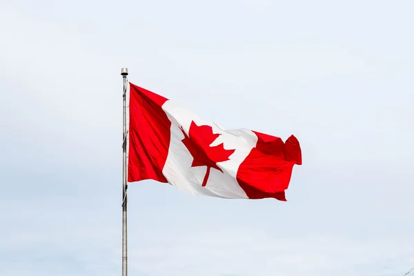 Bandeira canadense voando sob nuvens — Fotografia de Stock